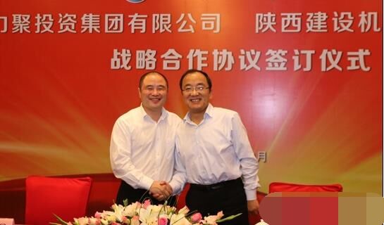 近日，陜建機械與安徽力聚簽訂戰(zhàn)略合作協(xié)議，陜建機械董事長楊宏軍，副總經(jīng)理、營銷總監(jiān)賀衛(wèi)東，安徽力聚投資集團董事長宋執(zhí)壽，黨支部書記陳邦勤以及安徽潤路公司總經(jīng)理杜永龍等單位領導出席了會議